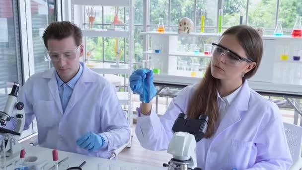 Wetenschappers Die Het Laboratorium Werken — Stockvideo