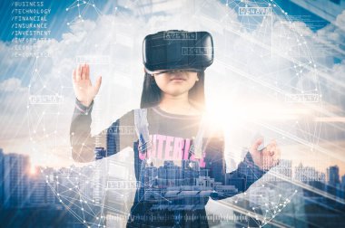 Kızın akıllı gözlük ya da sanal hologram görüntüsüyle örtülü sanal gözlük kullanan soyut çifte pozlama görüntüsü. İletişim konsepti, internet ve gelecekteki yaşam..