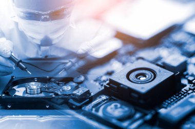 Laboratuvarda tornavida tarafından akıllı telefonun içinde toplanan teknisyenin soyut görüntüsü. bilgisayar donanımı, cep telefonu, elektronik, onarım, güncelleme ve teknoloji kavramı.