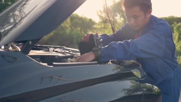 Asiatisk Man Blå Kostym Fixa Bilen Vid Utomhus — Stockvideo