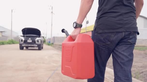 Człowiek Chodzić Samochodu Nosić Czerwony Kanister Benzyną — Wideo stockowe