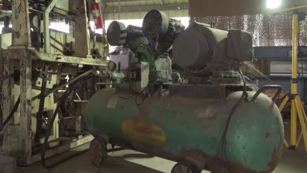 Närbild Gamla Rostiga Luftkompressor Garaget — Stockvideo