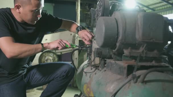 Mekaniker Verkstaden Reparation Rostig Gammal Luftkompressor — Stockvideo