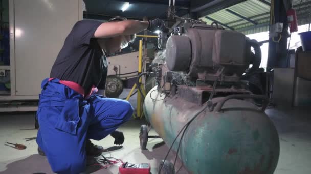 Mecânico Oficina Reparação Compressor Velho Enferrujado — Vídeo de Stock