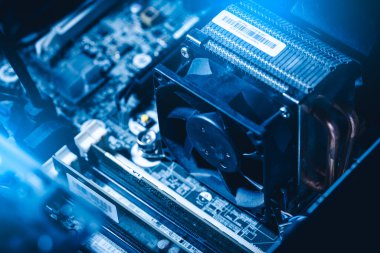 Ana karta monte edilen işlemci lavabosunun yakın plan görüntüsü. donanım, bilgisayar, montaj ve teknoloji kavramı.