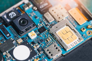 Akıllı telefonun anakartının ve aletlerinin içi arka masada duruyordu. bilgisayar donanımı, cep telefonu, elektronik, onarım, güncelleme ve teknoloji kavramı.