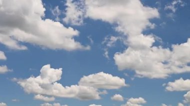 Bulutlu gökyüzünün zaman atlamalı hareketi