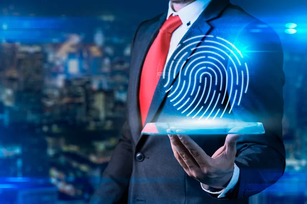 İş adamının soyut görüntüsü fütüristik hologramla başparmak taraması ile örtüşüyor. parmak izi, biyometrik, bilgi teknolojisi ve siber güvenlik kavramı.