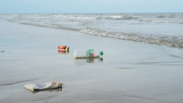 Filmato Dei Detriti Come Bottiglie Plastica Galleggianti Sulla Spiaggia — Video Stock