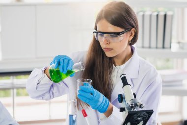 Bilim adamları, anti-koronavirüs aşısı formülünü laboratuvarda icat etmek için çok çalışıyorlar. Koronavirüs, aşı, laboratuvar ve tıbbi konsept.