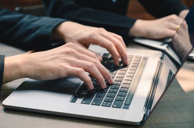 Ofiste dizüstü bilgisayarın klavyesini yazan iş adamı. programlama, geliştirme, yazılım, teknoloji ve ticaret kavramı.