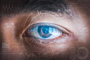 Gün doğumunda şehir manzarası ve fütürist hologramla örtüşen iş adamının çift pozlama görüntüsü. Modern yaşam konsepti, teknoloji, iris tarayıcı ve şeylerin interneti.