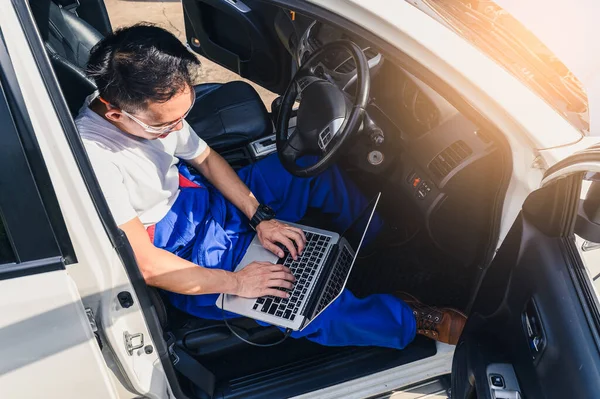 아시아인 기술자는 차고에 노트북 컴퓨터의 그래프를 자동차 자동차 기술의 — 스톡 사진