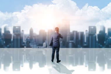 Gündoğumu sırasında akıllı telefon kullanan bir iş adamının şehir görüntüsüyle çifte pozlama görüntüsü. Modern hayat, iş, şehir hayatı ve internet kavramı..