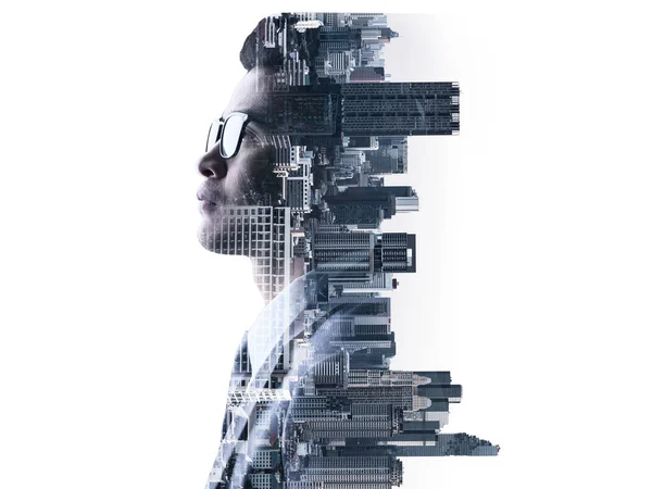 Gündoğumu sırasında kentin görüntüsüyle örtüşen iş adamının çifte pozlama görüntüsü. Modern hayat, iş, şehir hayatı ve internet kavramı..