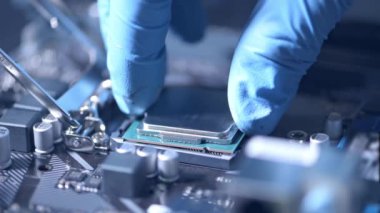 Ana karta işlemci yerleştiren teknisyen. bilgisayar, donanım, endüstriyel ve teknoloji kavramı.