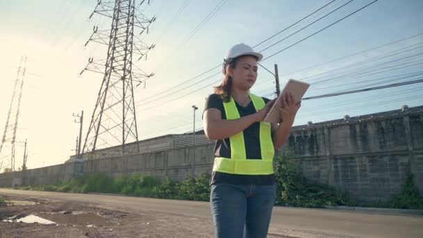 Inženýr Kontroluje Vysokonapěťovou Věž Během Sestupu Koncepce Strojírenství Průmyslu Stavebnictví — Stock video