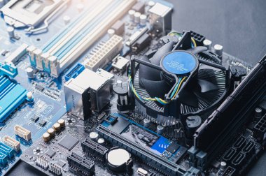 Anakart ve aletler arka masada yatıyordu. bilgisayar donanımı, cep telefonu, elektronik, onarım, güncelleme ve teknoloji kavramı.