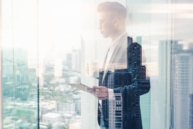 İşadamının ofisteki bir musluğu kullanırken ki çifte pozlama görüntüsü. Modern hayat, iş, şehir hayatı ve internet kavramı..