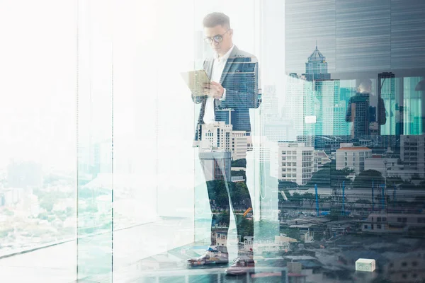 Imagen Doble Exposición Del Empresario Usando Una Taplet Oficina Concepto — Foto de Stock