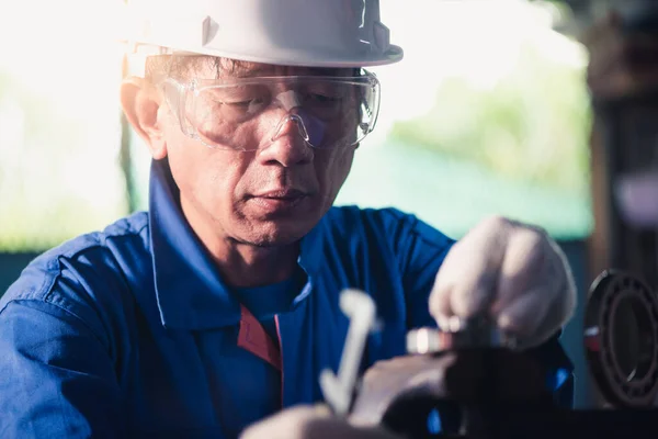 Ipari Üzemben Golyóscsapágyat Érlelő Technikus Absztrakt Képe Tiszta Energia Jövő — Stock Fotó