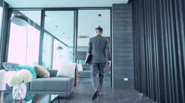Ofiste yürüyen işadamının 4K görüntüsü. iş, ofis, yönetim ve girişimci kavramı. 