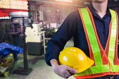 Endüstriyel fabrikadaki teknisyenin soyut görüntüsü. İnşaat, mühendislik, sanayi ve imalat kavramı.