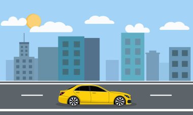 Araba şehrin ortasından geçerek gidiyor. Mavi şehir ve bulutlu güneşli bir gün. Sarı araba.