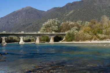 Tolmin, Slovenya - 28 Ekim 2014: Soca Nehri Slovenya 'nın batısından akar ve kaynağı Julian Alpleri' dir. Europa 'nın en güzel nehirlerinden biri, zümrüt rengi ile bilinir..
