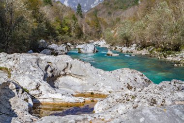 Kobarid, Slovenya - 28 Ekim 2014: Soca Nehri Slovenya 'nın batısından akar ve kaynağı Julian Alpleri' dir. Europa 'nın en güzel nehirlerinden biri, zümrüt rengi ile bilinir..