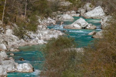 Kobarid, Slovenya - 28 Ekim 2014: Soca Nehri Slovenya 'nın batısından akar ve kaynağı Julian Alpleri' dir. Europa 'nın en güzel nehirlerinden biri, zümrüt rengi ile bilinir..