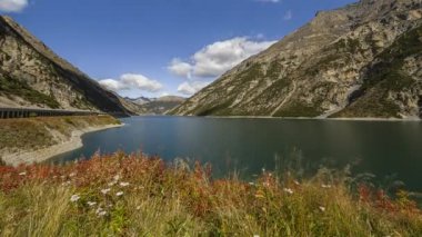 Livigno, İtalya - 2 Ekim 2014: Livigno Gölü, Livigno Vadisi 'nde bir rezervuar. Baraj çoğunlukla İtalya 'da inşa edilirken, Punt dal Gall kemer barajı İsviçre sınırı tarafından geçildi..