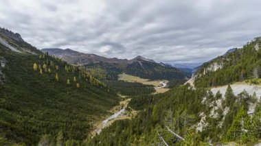 Fuorn Geçidi, İsviçre - 30 Eylül 2014: İsviçre ulusal parkı Graubnden kantonu, Zernez, S-chanf, Scuol ve İtalya sınırındaki Engadin Vadisi 'ndeki Fuorn Geçidi arasındadır..