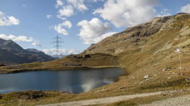 Bernina, İsviçre - 2 Ekim 2014: The Bernina Pass (el. 2.328 m), Graubunden kantonunda, Engadin Vadisi 'ndeki St.Moritz' i Val Poschiavo ve İtalya 'ya bağlayan bir dağ geçididir..