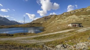 Bernina, İsviçre - 2 Ekim 2014: The Bernina Pass (el. 2.328 m), Graubunden kantonunda, Engadin Vadisi 'ndeki St.Moritz' i Val Poschiavo ve İtalya 'ya bağlayan bir dağ geçididir..