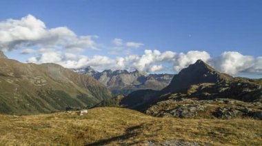 Bernina, İsviçre - 2 Ekim 2014: The Bernina Pass (el. 2.328 m), Graubunden kantonunda, Engadin Vadisi 'ndeki St.Moritz' i Val Poschiavo ve İtalya 'ya bağlayan bir dağ geçididir..