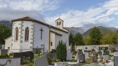 Tolmin, Slovenya - 15 Ekim 2014: Soca Nehri vadisinde Tolmin 'deki St. Urh mezarlığının zaman aşımı