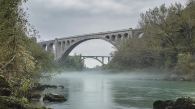 Solkan, Slovenya - 13 Ekim 2014: Solkan Köprüsü, Slovenya 'nın batısındaki Nova Gorica yakınlarındaki Soa Nehri üzerinde dünyanın en uzun taş kemerli demiryolu köprüsü..