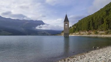 Reschenpass, İtalya - 12 Ekim 2014: Reschen Gölü Güney Tirol 'de bir rezervuardır. Sel basmış Graun köyünün çan kulesi sudan dışarı bakıyor..