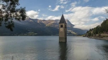 Reschenpass, İtalya - 12 Ekim 2014: Reschen Gölü Güney Tirol 'de bir rezervuardır. Sel basmış Graun köyünün çan kulesi sudan dışarı bakıyor..