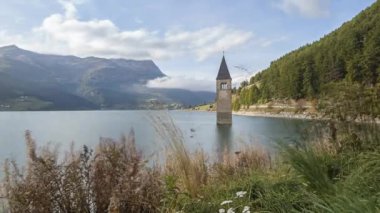 Reschenpass, İtalya - 12 Ekim 2014: Reschen Gölü Güney Tirol 'de bir rezervuardır. Sel basmış Graun köyünün çan kulesi sudan dışarı bakıyor..