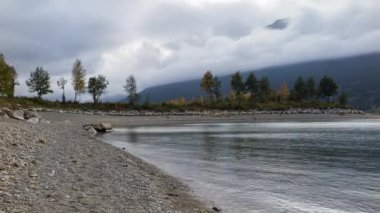 Reschenpass, İtalya - 12 Ekim 2014: Reschen Gölü Güney Tirol 'de bir rezervuar..   