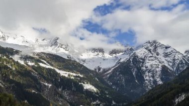 Kauns, Avusturya - 26 Ekim 2014: Kaunertal, Avusturya 'nın Tyrol eyaletinin Landeck bölgesinde yer alan bir alp vadisidir..