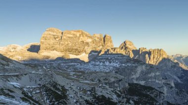 Auronzo, İtalya - 27 Ekim 2014: Dolomites 'teki dağlardan birinde gün batımı süresi doluyor