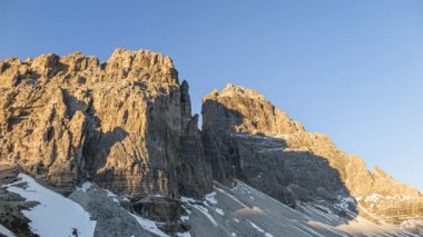 Auronzo, İtalya - 27 Ekim 2014: Tre Cime di Lavaredo tepelerinde gün batımı süresi doluyor - Drei Zinnen