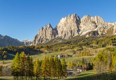 Cortina, İtalya - 27 Ekim 2014: İtalyan milli parkı Ampezzo Dolomites.