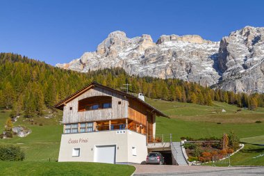 San Vigilio, İtalya - 27 Ekim 2014: Idyllic Hotel Ciasa Pinai, Val Badia, Güney Tirol