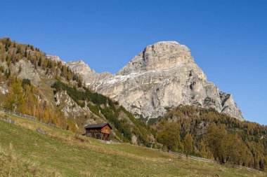 Calfosch, İtalya - 27 Ekim 2014: Dolomites bölgesindeki Val Badia 'dan doğal bir sahne