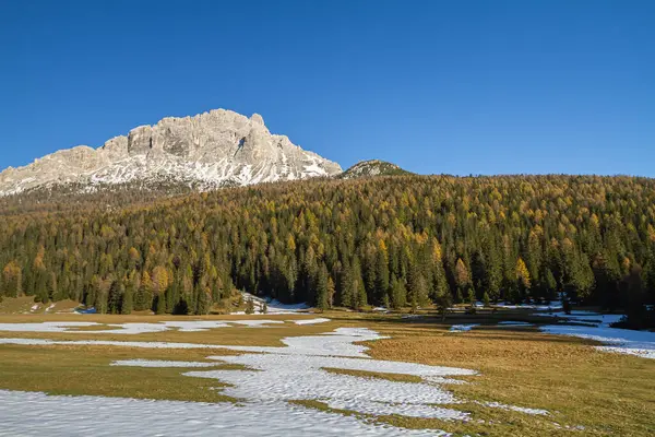 イタリアのミスリナ 2014年10月27日 イタリアのミスリナ湖の秋のカラフルな谷 — ストック写真