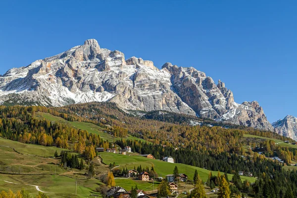 カルフォッシュ イタリア 2014年10月27日 カルフォッシュは バディアの恒久的な住民を持つ最高の村です1 645メートル — ストック写真